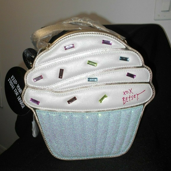 Betsey Johnson Handbags - Betsey Johnson CUPCAKE LUNCH TOTE